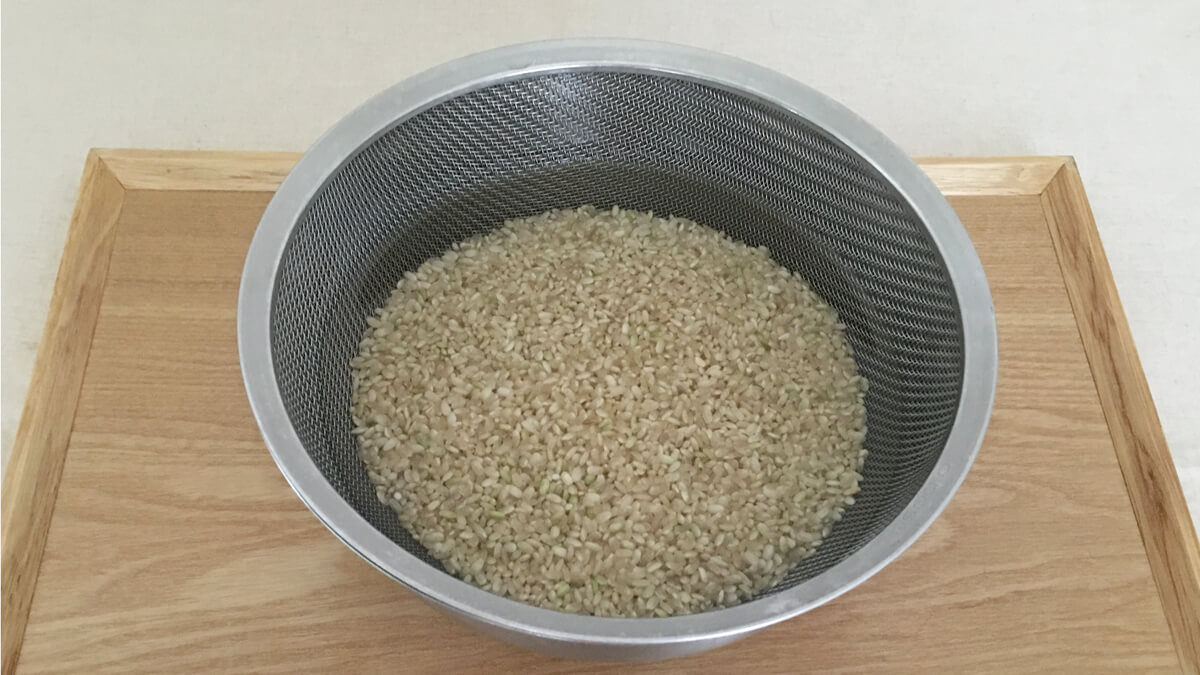 玄米を水につけて発芽玄米にしているところ