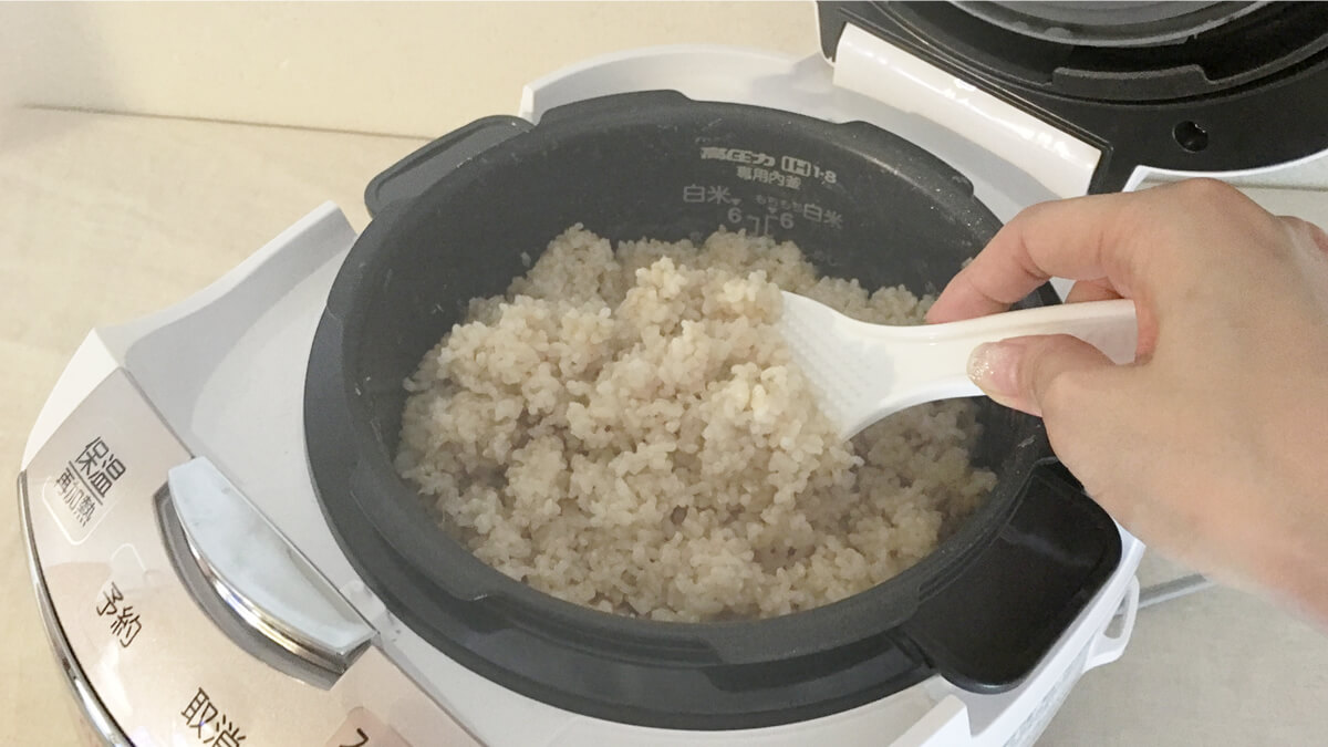 炊飯器で炊いた、炊き立ての玄米の写真