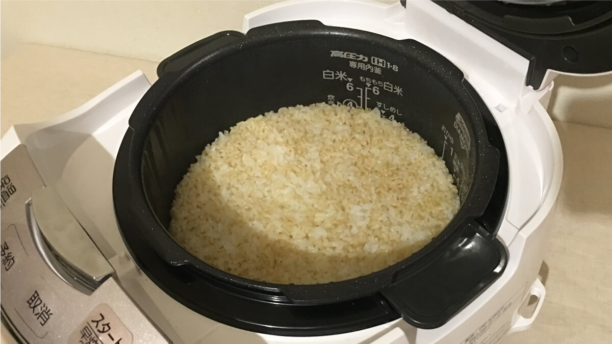 炊き立ての発芽玄米入り白米