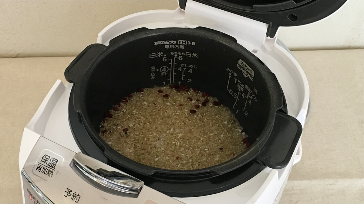 小豆入り玄米ご飯を水に浸けている写真
