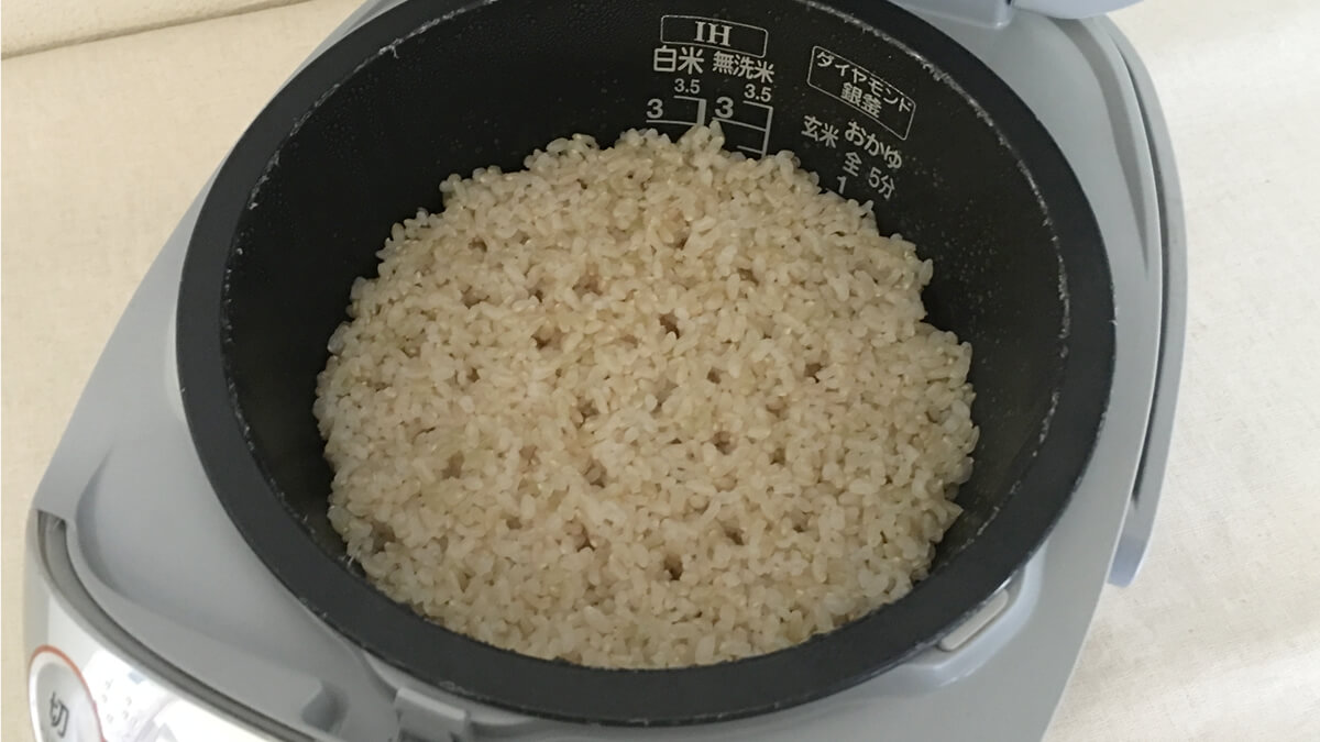 炊き立ての玄米にできたカニ穴